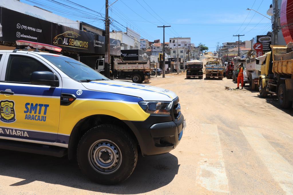 Prefeito Edvaldo acompanha atuação das equipes da Prefeitura na avenida Pedro Calazans - SMTT Aracaju